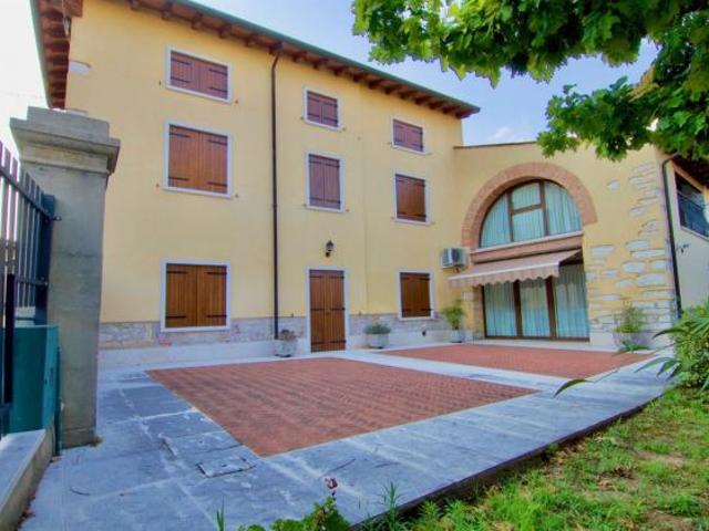 Villa con giardino in zona collinare nelle vicinanze di Soave
