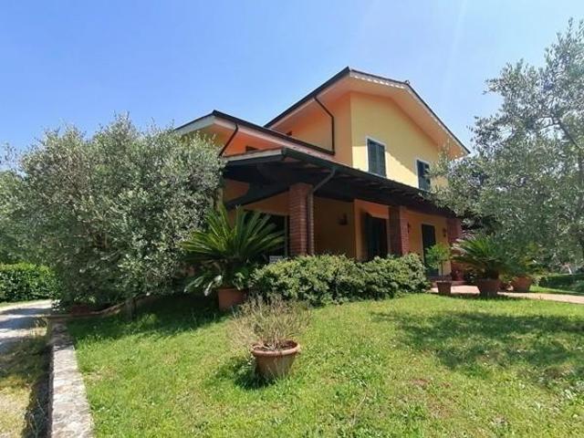 Villa con giardino, Lucca montuolo