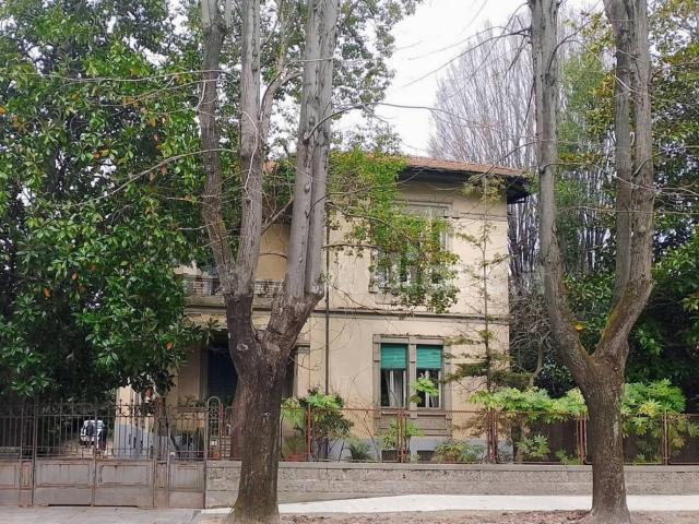 Villa con giardino, Lucca san marco