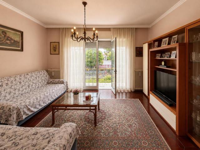Villa con giardino, Lucca san donato
