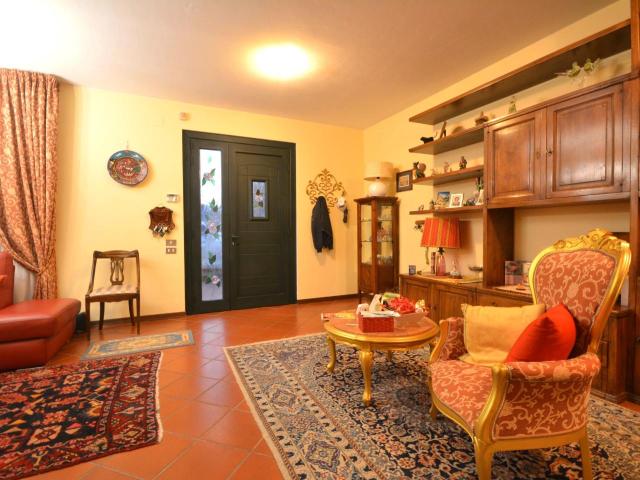 Villa con giardino, Lucca san vito