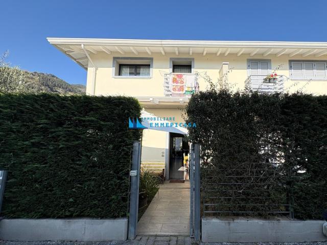 Villa con giardino, Massa capaccola
