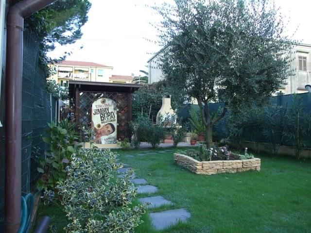 Villa con giardino, Massa cervara