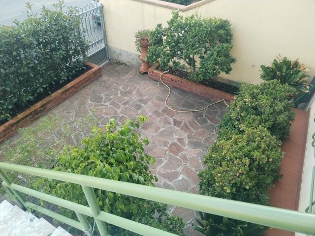 Villa con giardino, Massa mirteto