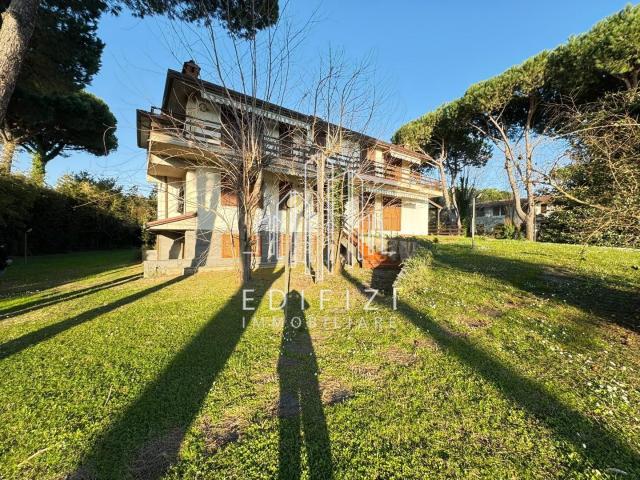 Villa con giardino, Massa ronchi