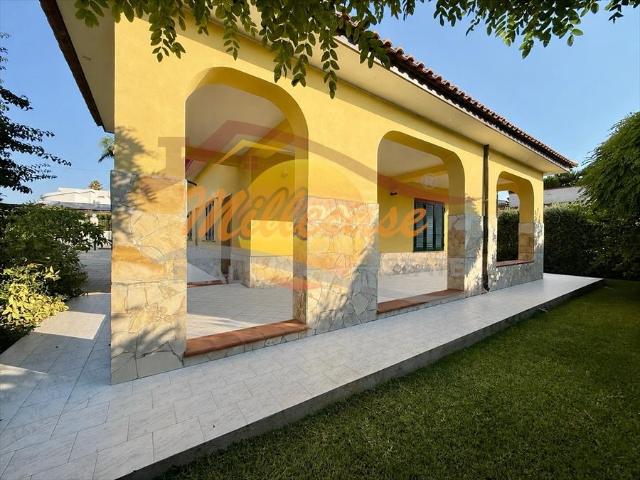 Villa con giardino, Siracusa fontane bianche