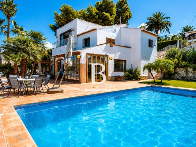 Villa con doble parcela y vistas increíbles al mar en el Tos. 450m² Jávea Xabia