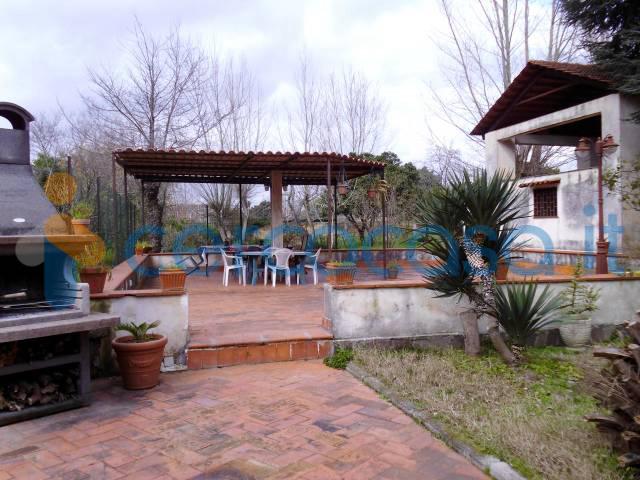 VILLA CON DUE APPARTAMENTI A NAPOLI