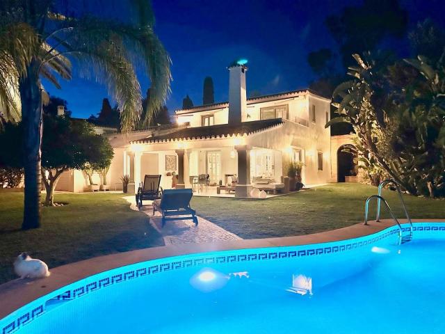 Villa con encanto andaluz y diseño contemporáneo, a 15 minut. 285m² Benahavís
