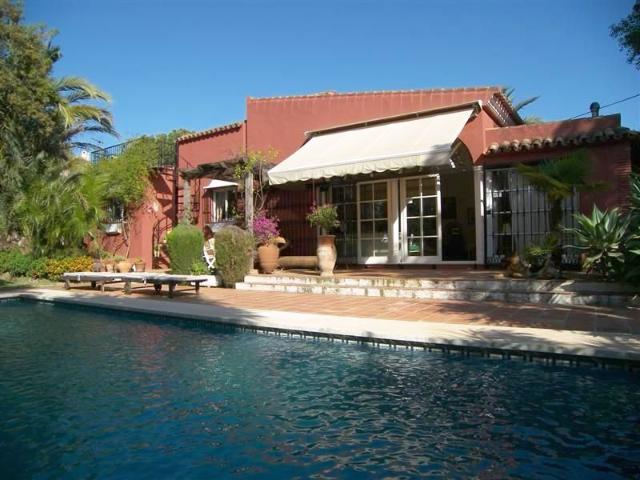 Villa con Encanto, Gran Jardín y Piscina Privada en el Rosario