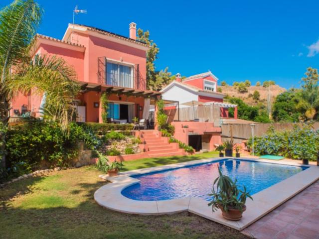 Villa con encanto, luz natural y jardín privado en Pinares de San Antón, Málaga