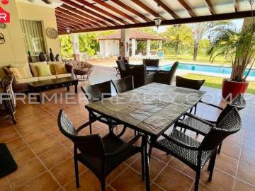 VILLA CON EXTRAORDINARIA VISTA AL LAGO C2203 311