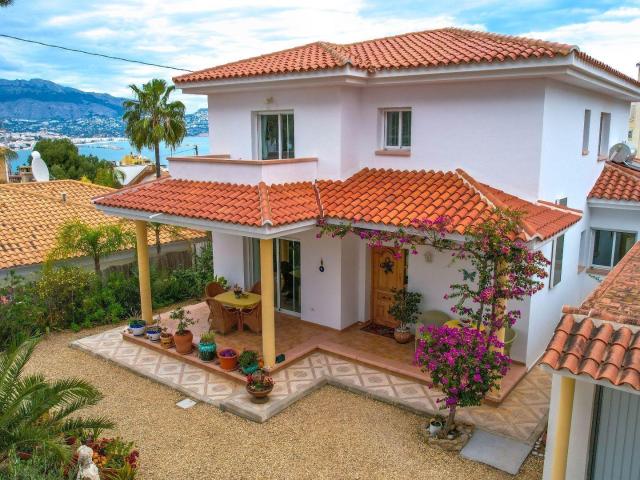 Villa Con Excelentes Visata Al Mar Y Montaña. En la primera. 0m² Albir