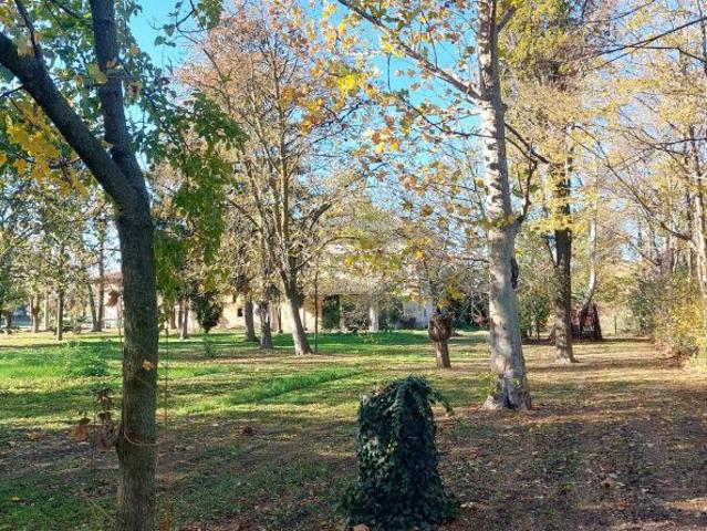 Villa con il sapore del 1800, completa di magnifico parco secolare