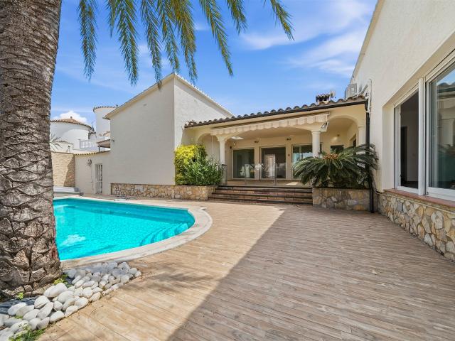 Villa con jardín, piscina y amarre de 25 m 450m² Empuriabrava