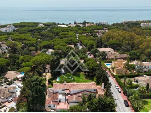 Villa con Jardín Privado de 3.000 m² en el Corazón de Calahonda