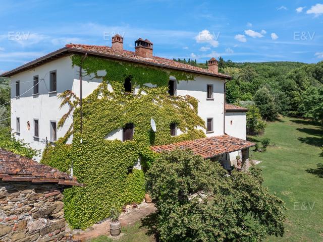 Villa con lago privato in prestigiosa zona di Arezzo 700m² Arezzo