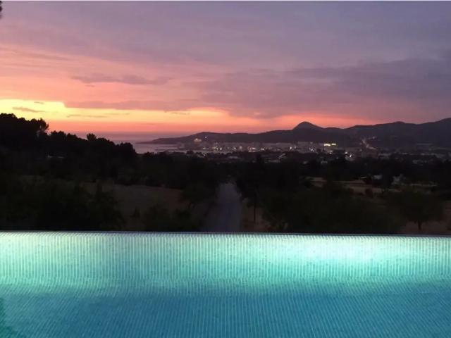 Villa con licencia turística en venta en Sant Agustín con impresionantes vistas al mar
