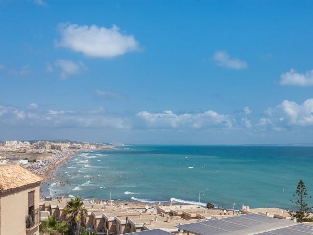 VILLA CON SEMISOTANO Y PISCINA PRIVADA EN LA MATA!