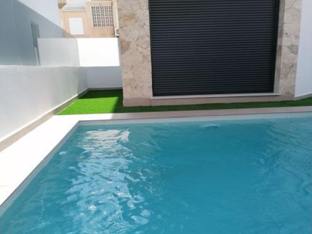 VILLA CON SEMISOTANO Y PISCINA PRIVADA EN LA MATA!