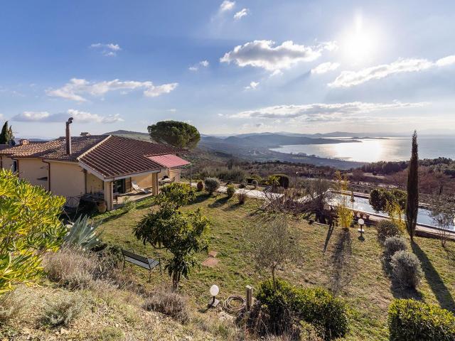 Villa con splendida vista sul Lago Trasimenota sul Lago Tras. 335m² Passignano sul Trasimeno