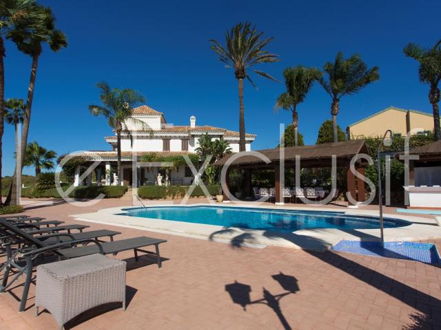 VILLA CON PATIO ANDALUZ EN EL CORAON DE MALAGA