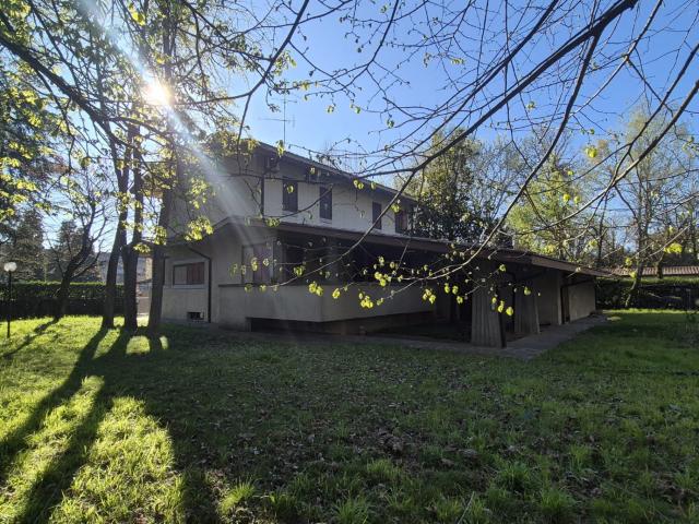 VILLA CON PARCO IN AFFITTO