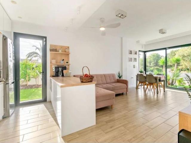 VILLA CON PISCINA Y AMPLIA TERRAZA SOLEADA EN ZONA INMEJORABLE