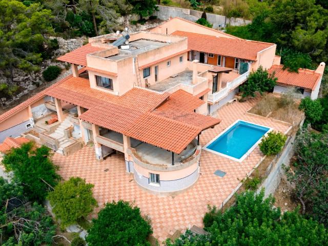 VILLA CON PISCINA A LA VENTA EN IBIZA A 10 MINUTOS DEL PUERTO DEPORTIVO