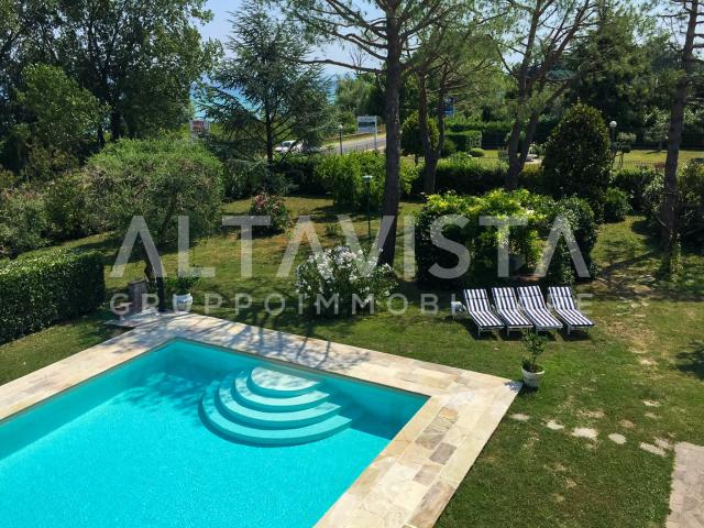 Villa con piscina a pochi passi dal lago in affitto estivo | Peschiera del Garda