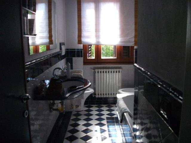 Descrizione Servizi Galleria Fotografica Richiedi informazioni su questo immobile Villa con piscina a Roma imperiale
