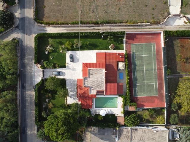Villa con piscina e campo da tennis regolamentare 260m² Martina Franca