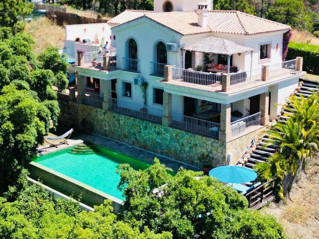Villa con Piscina Infinity, Vistas Impresionantes y Retiro Tranquilo