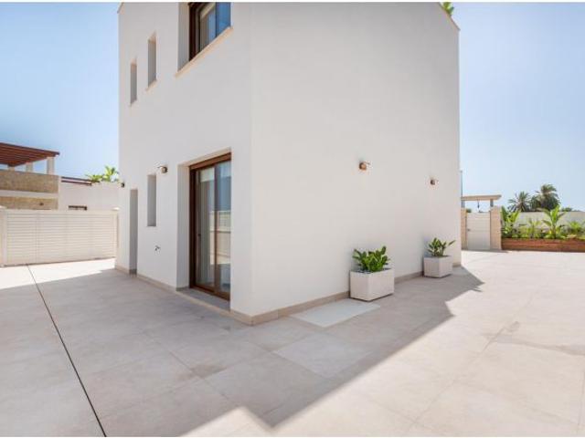 Villa con piscina privada en Playas de Vera Modelo Laguna Azul