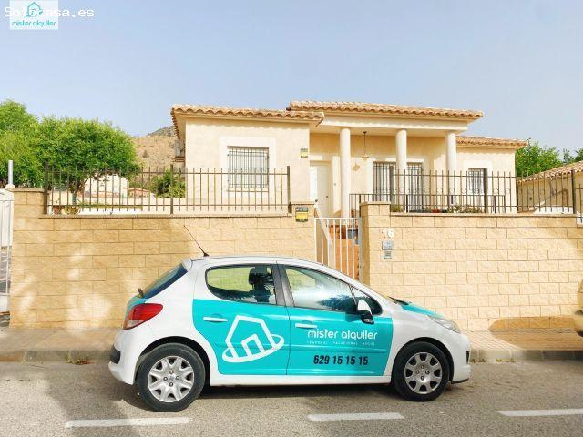 VILLA CON PISCINA PRIVADA, JARDÍN Y VISTAS A LA MONTAÑA EN LA URBANIZACIÓN MARIOLA, AIGÜES