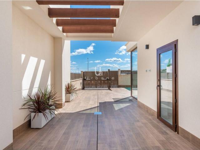 VILLA CON PISCINA PRIVADA Y JARDIN EN CIUDAD QUESADA