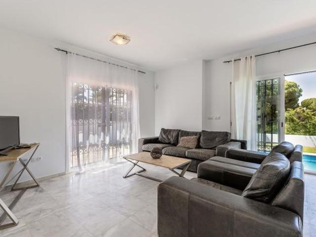 Villa con piscina privada y vistas al campo de golf – Nuevo Portil