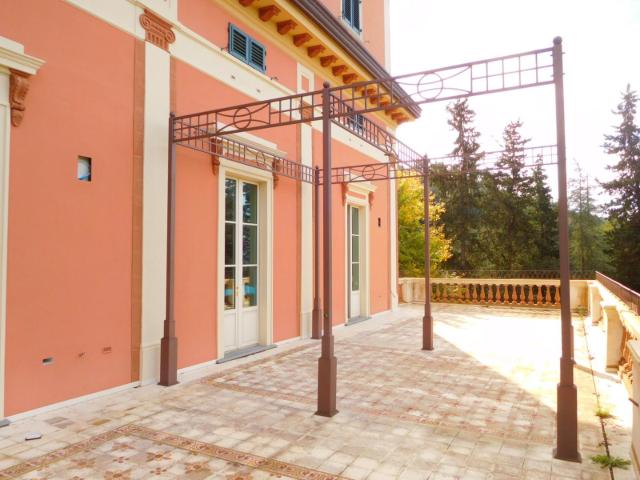 Villa con terrazzi a San Giuliano Terme