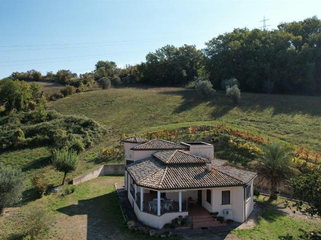 Villa Con Terreno 200m² Alviano