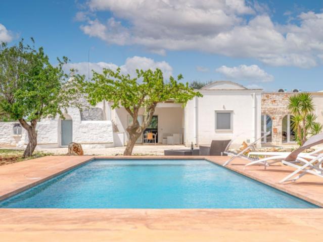 Villa con Trullo e Piscina in Puglia