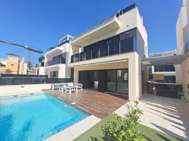Villa con tres dormitorios en la zona de Lomas de Cabo Roig