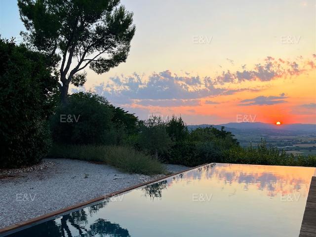 Villa con vista e piscina a pochi passi dal centro storico d. 560m² Trevi
