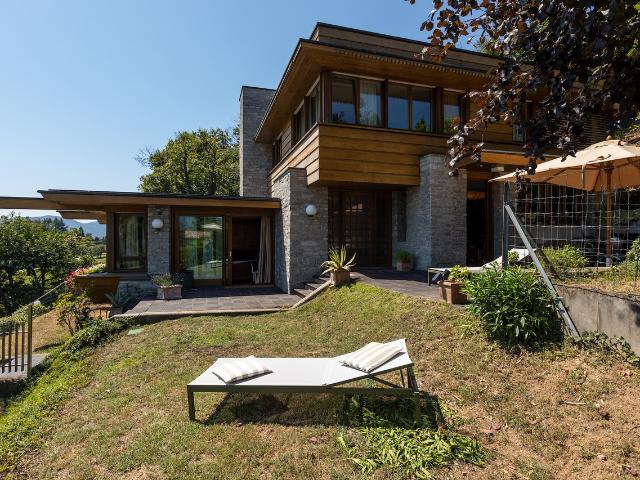 VILLA CON VISTA LAGO