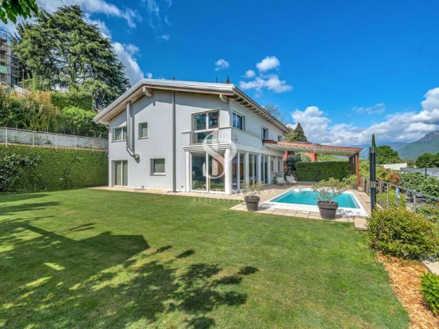 Villa con vista lago e piscina