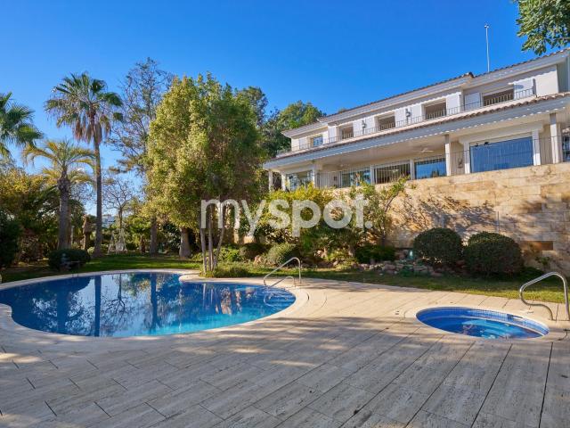 Villa con vista panorámica y suelo edificable en Sitges, Can Girona