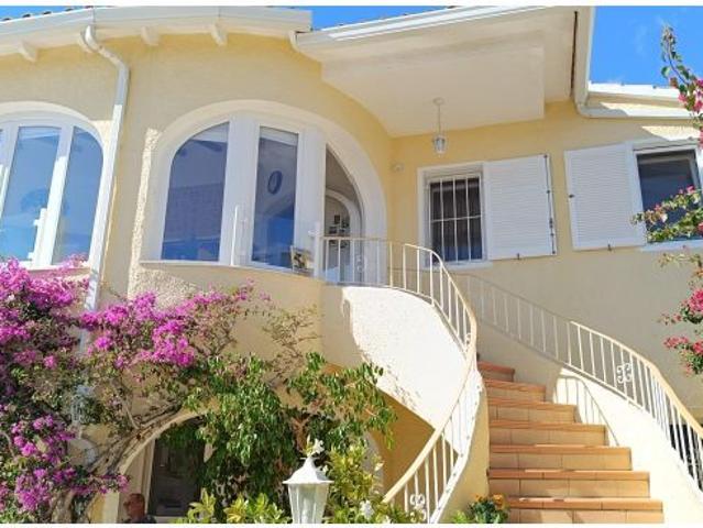Villa con vistas abiertas al mar y al Peñón de Ifach en zona Cometa Calpe