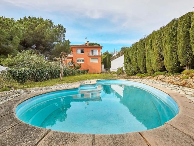 Villa con vistas al mar y 3 viviendas independientes en Canet de Mar
