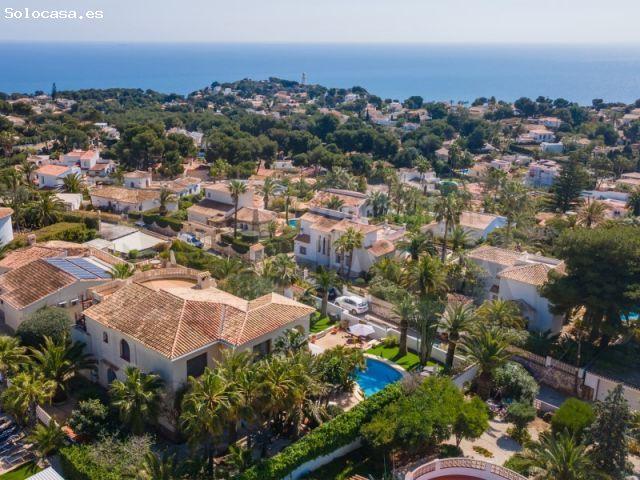 Villa con vistas al mar, piscina y amplia parcela