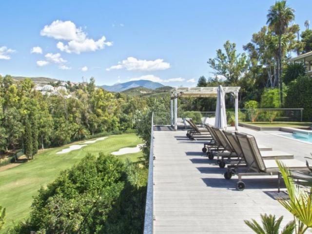 Villa con vistas en primera línea de golf en Marbella