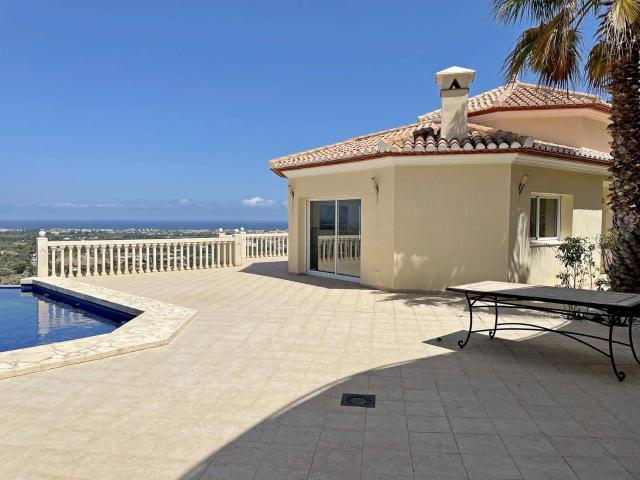 Villa con vistas panorámicas en cada uno de sus 5 dormitorio. 214m² Dénia